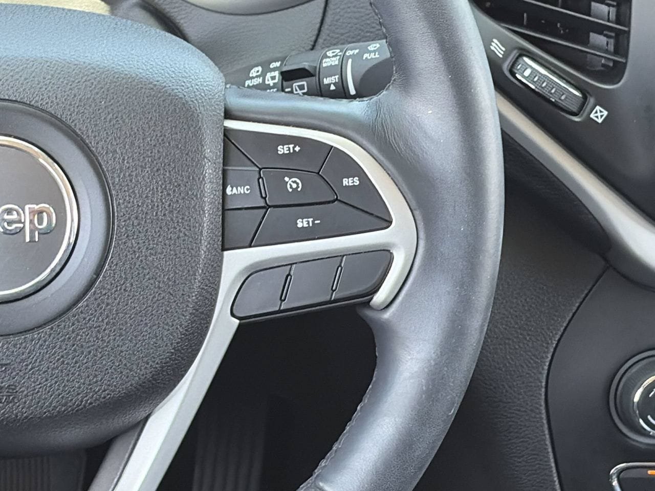 Used 2018 Jeep Cherokee Latitude Plus w/ Comfort/Convenience Group FWD image 23