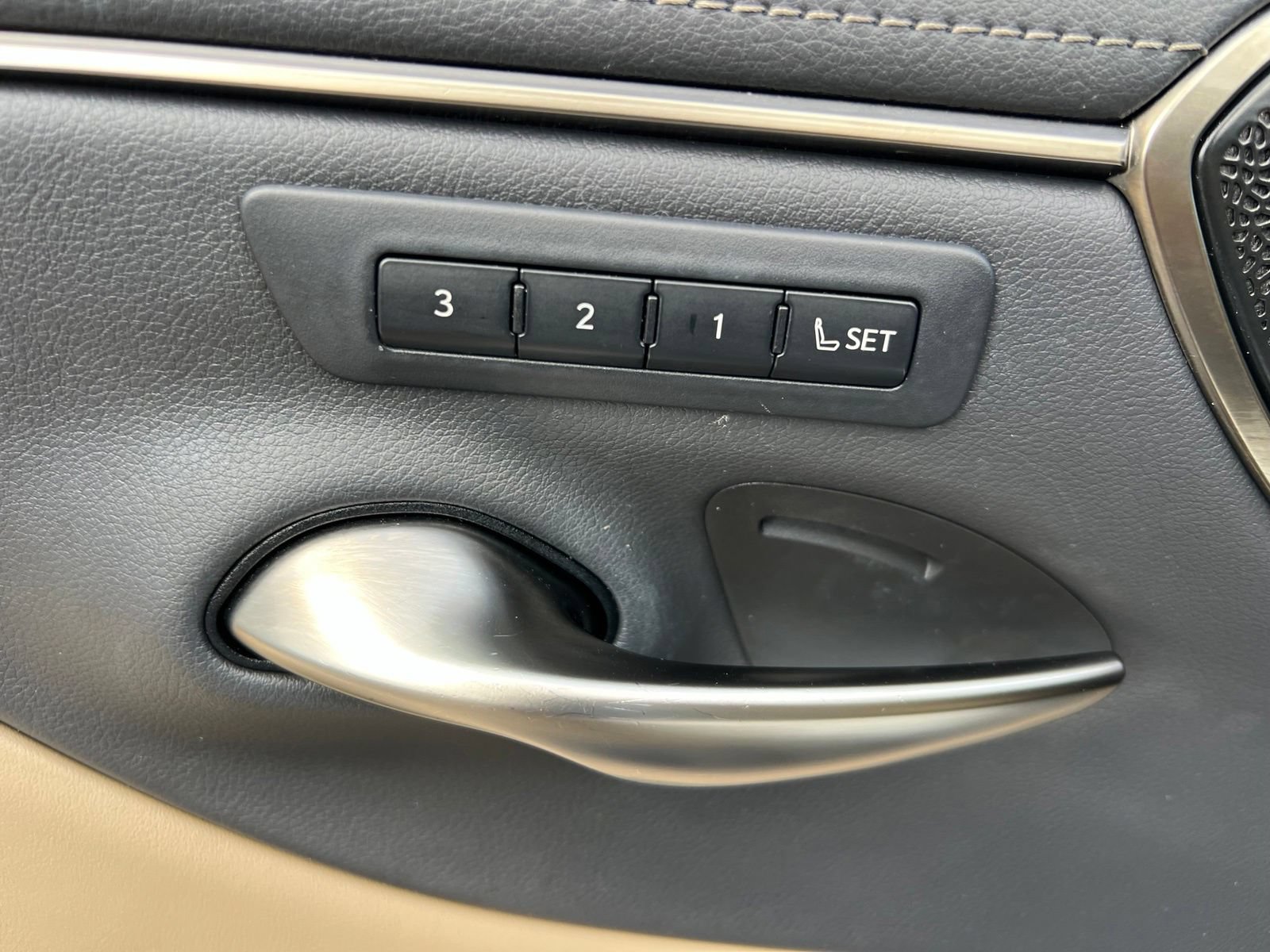 Used 2019 Lexus ES 300h Ultra Luxury w/ Accessory Package 2 FWD image 32