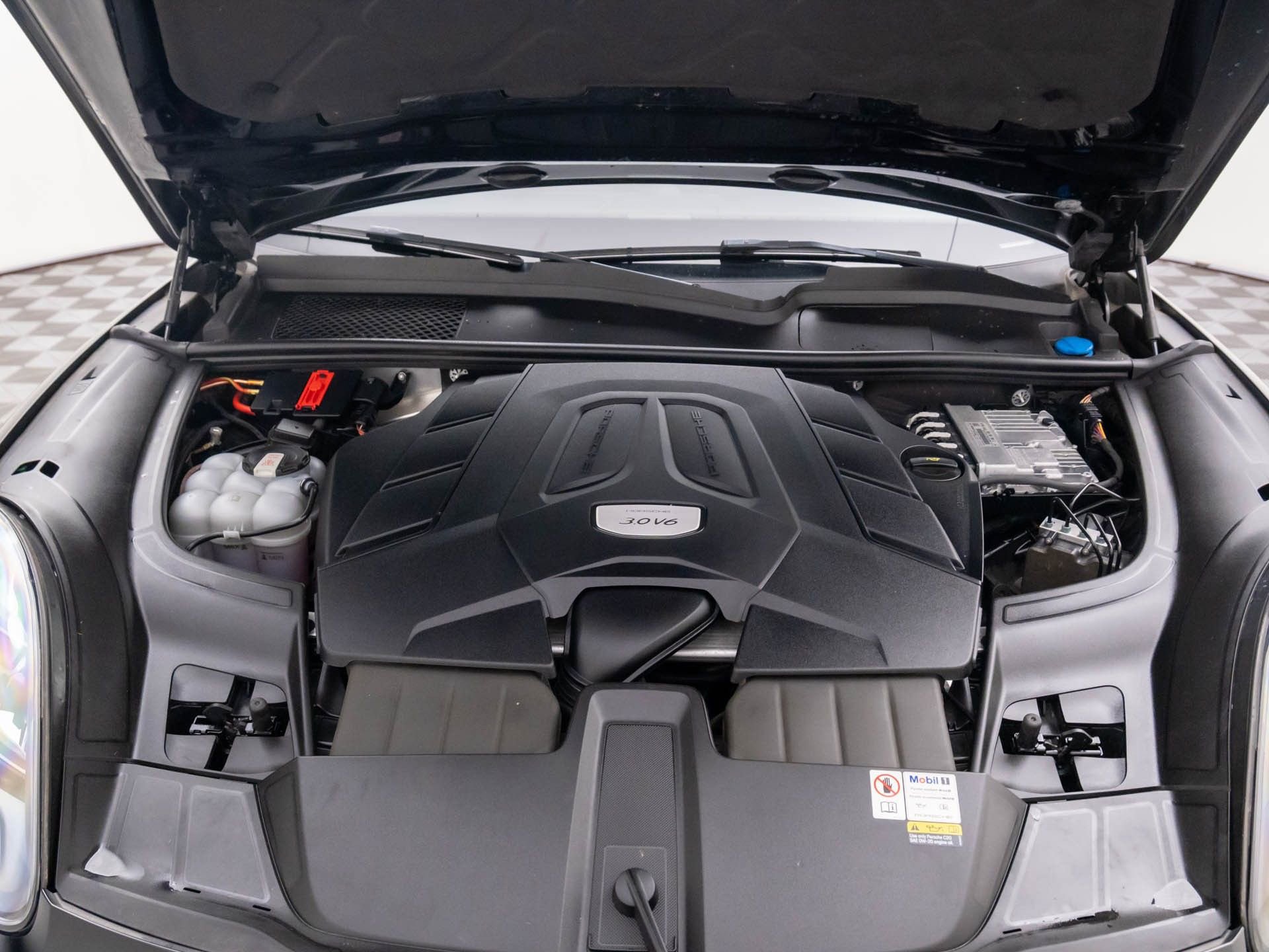 Certified 2023 Porsche Cayenne Platinum Edition image 30