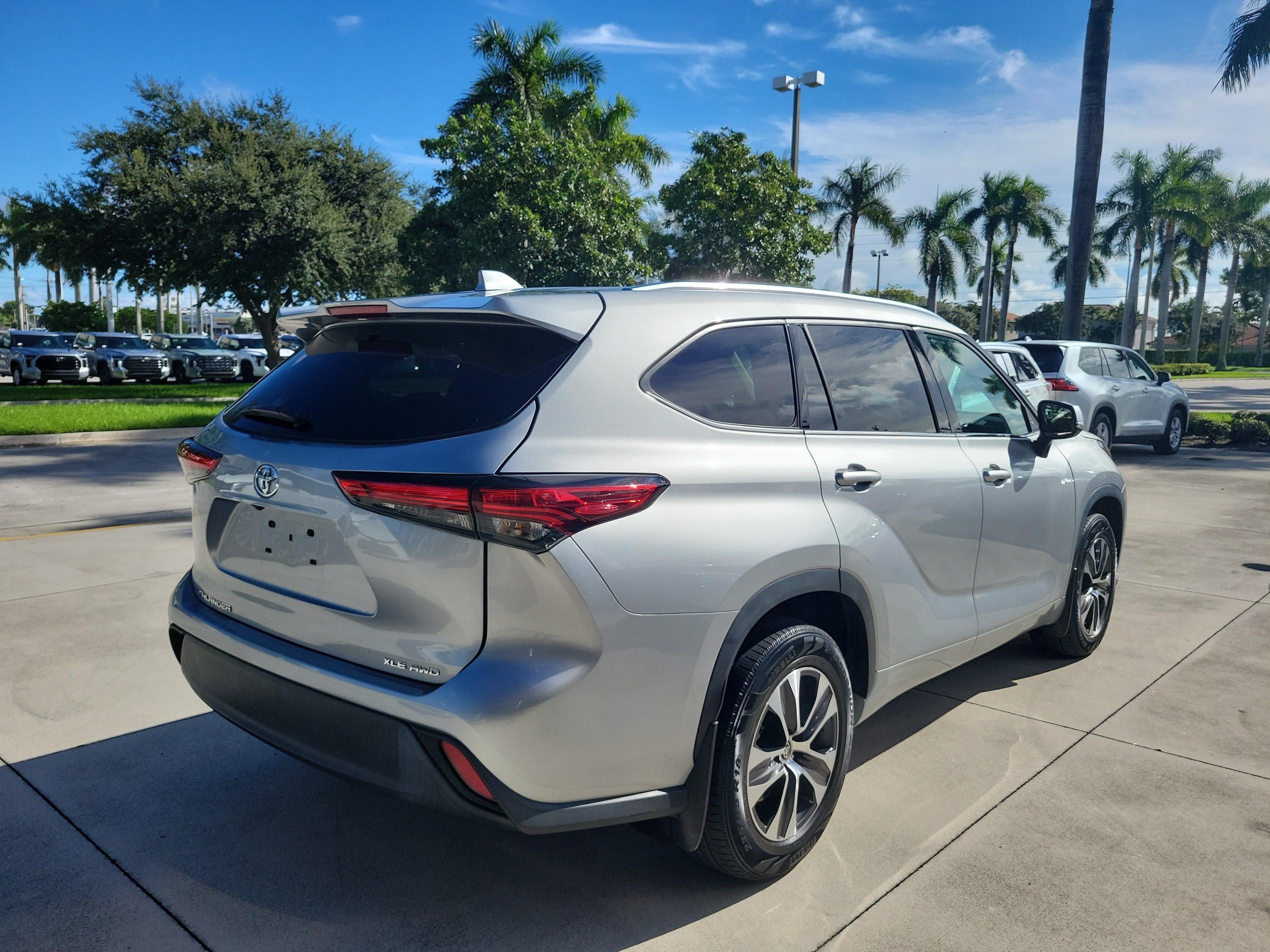Used 2021 Toyota Highlander XLE AWD/4WD image 7