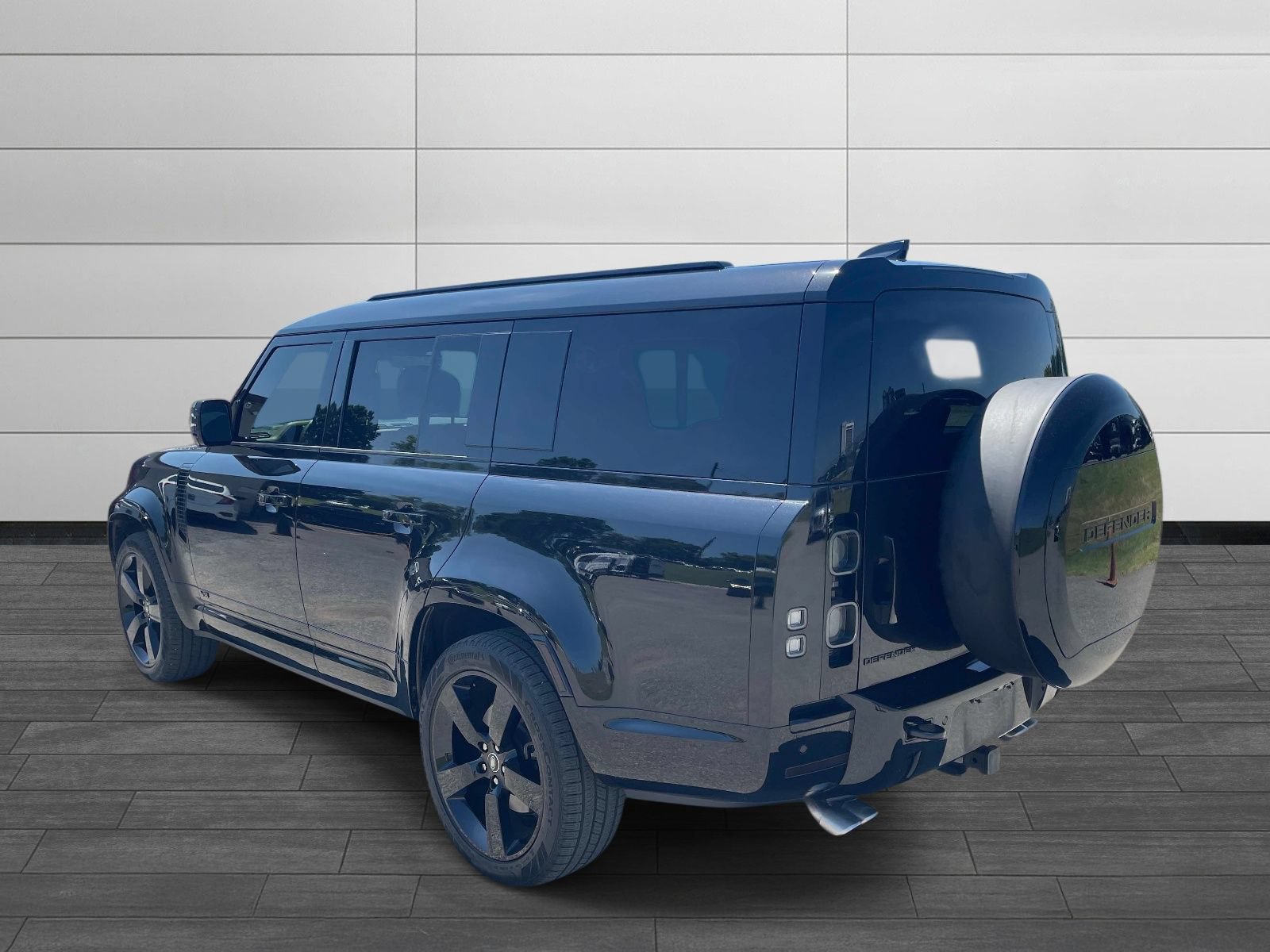 Used 2025 Land Rover Defender 130 V8 AWD/4WD image 5