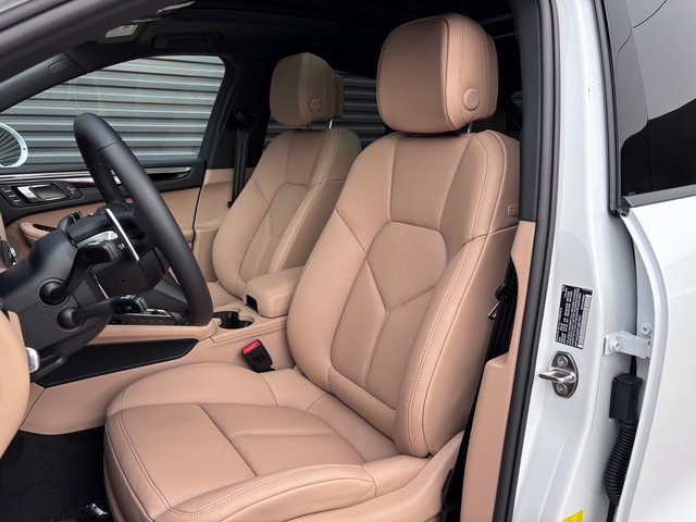 Certified 2026 Porsche Macan AWD/4WD image 5