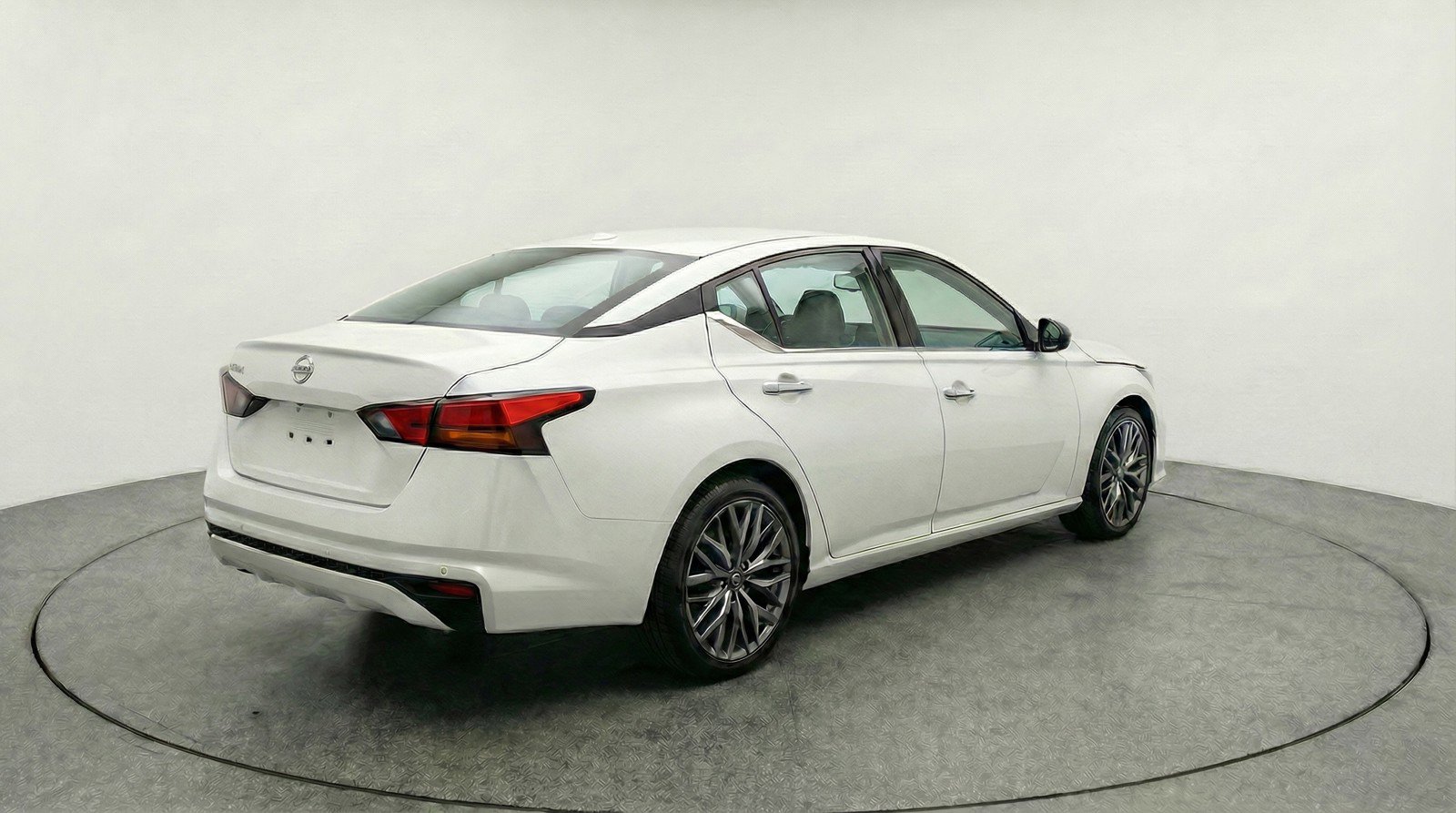 Used 2025 Nissan Altima 2.5 SV FWD image 9