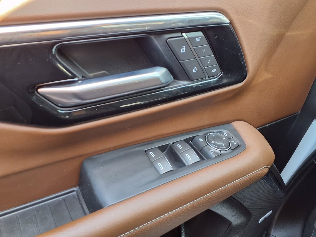 Used 2025 Chevrolet Tahoe High Country AWD/4WD image 17
