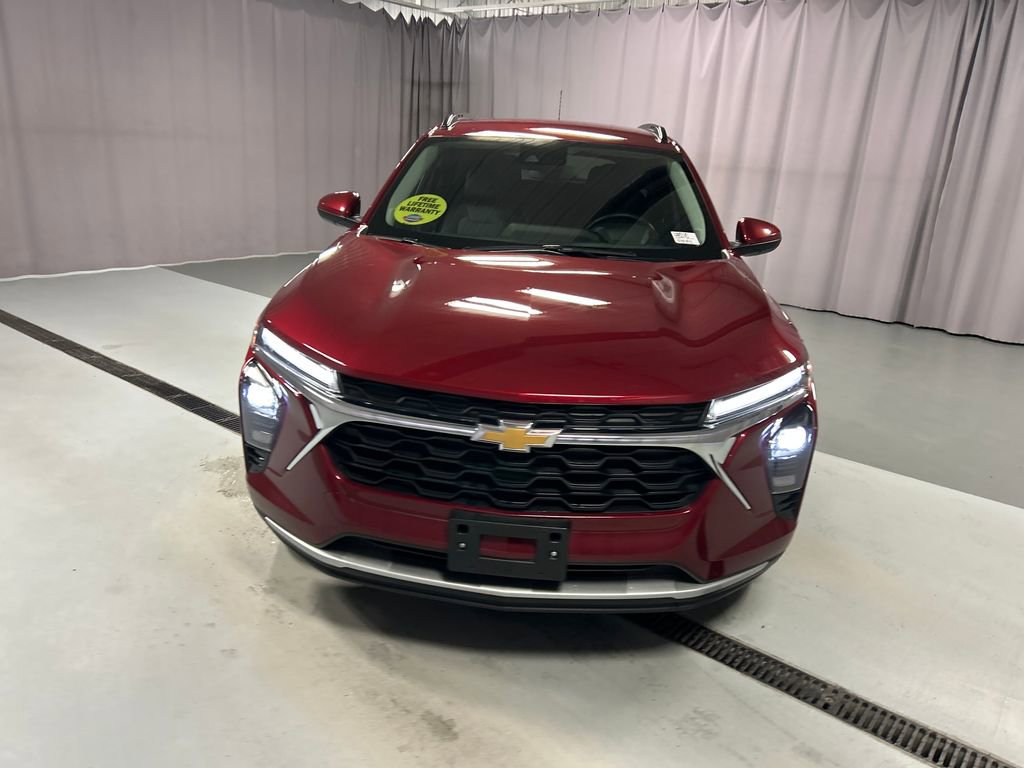 Used 2025 Chevrolet Trax LT w/ LT Convenience Package FWD image 2