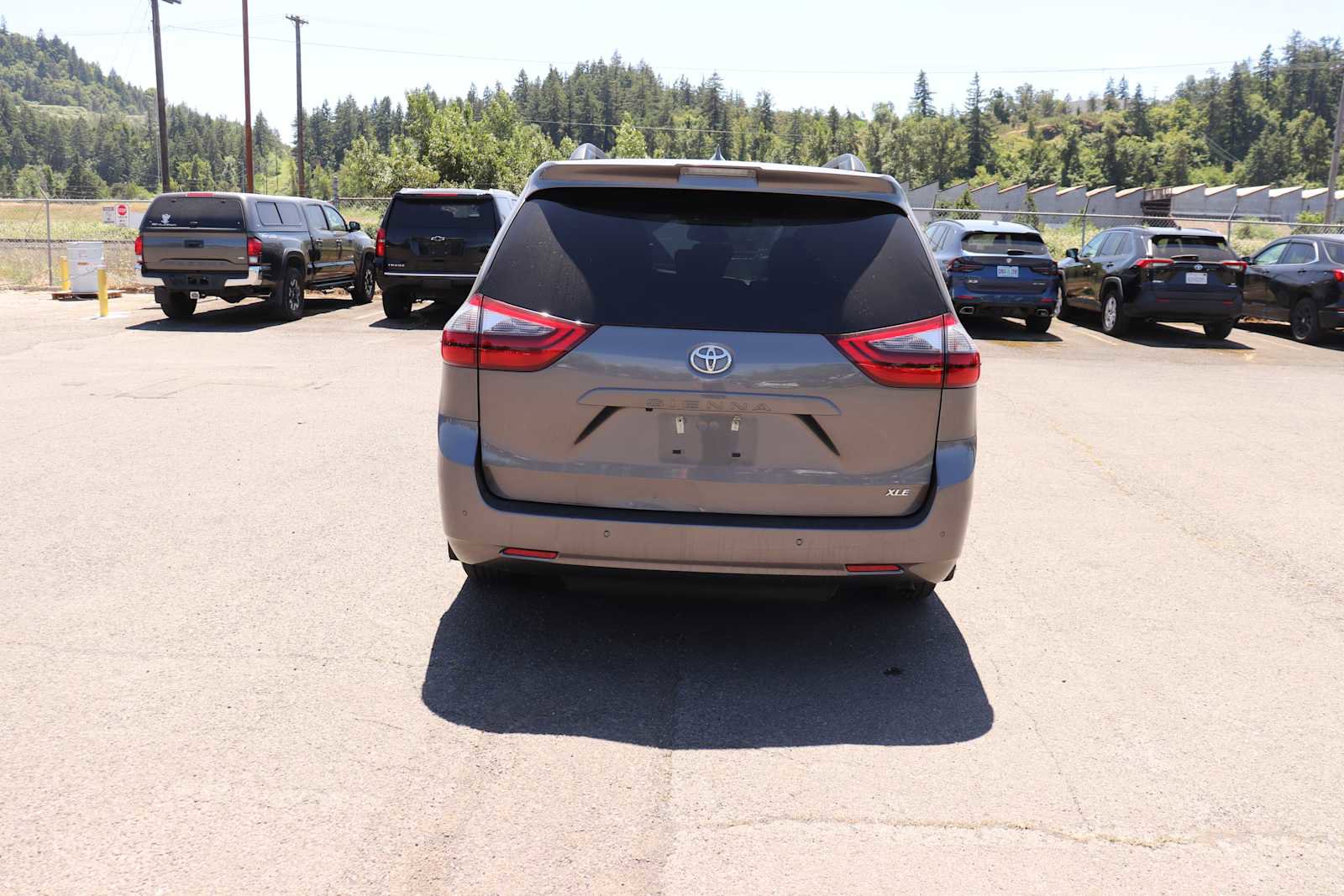 Used 2020 Toyota Sienna XLE Premium w/ Carpet Mat Package FWD image 6