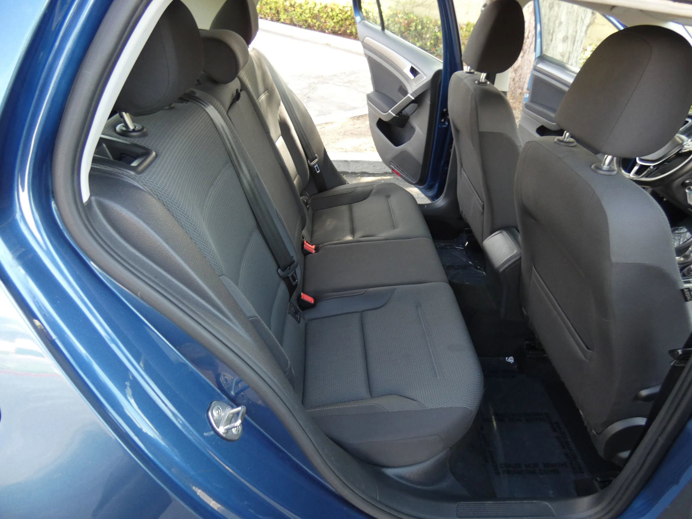 Used 2018 Volkswagen Golf S image 38