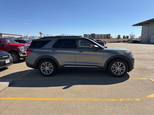 Used 2020 Ford Explorer XLT w/ Equipment Group 202A image 2