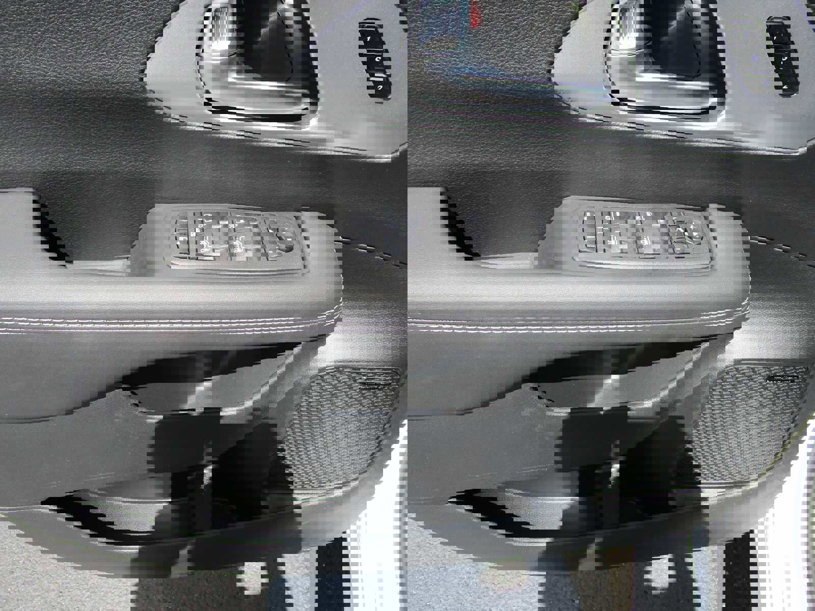 New 2026 Chrysler Pacifica Limited w/ Uconnect Theater Family Group image 28