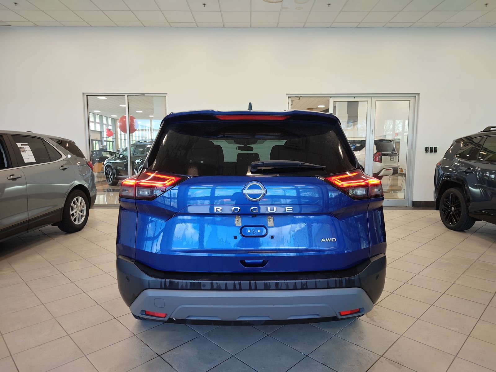 Used 2023 Nissan Rogue S AWD/4WD image 4