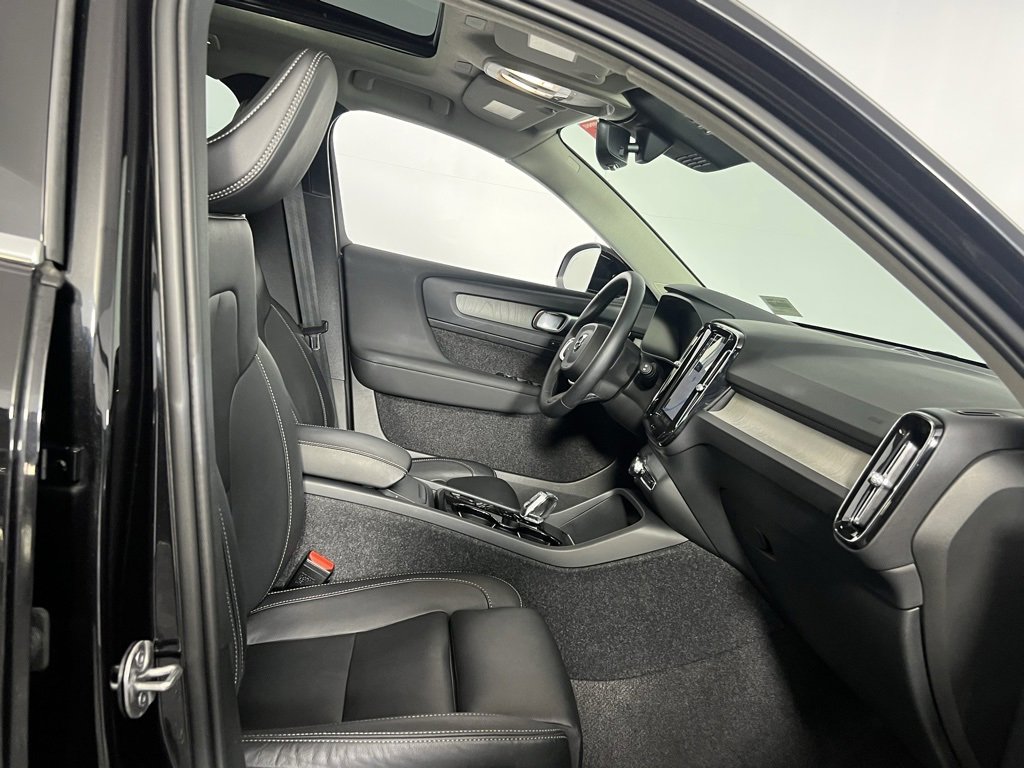 Used 2025 Volvo XC40 B5 Plus image 29