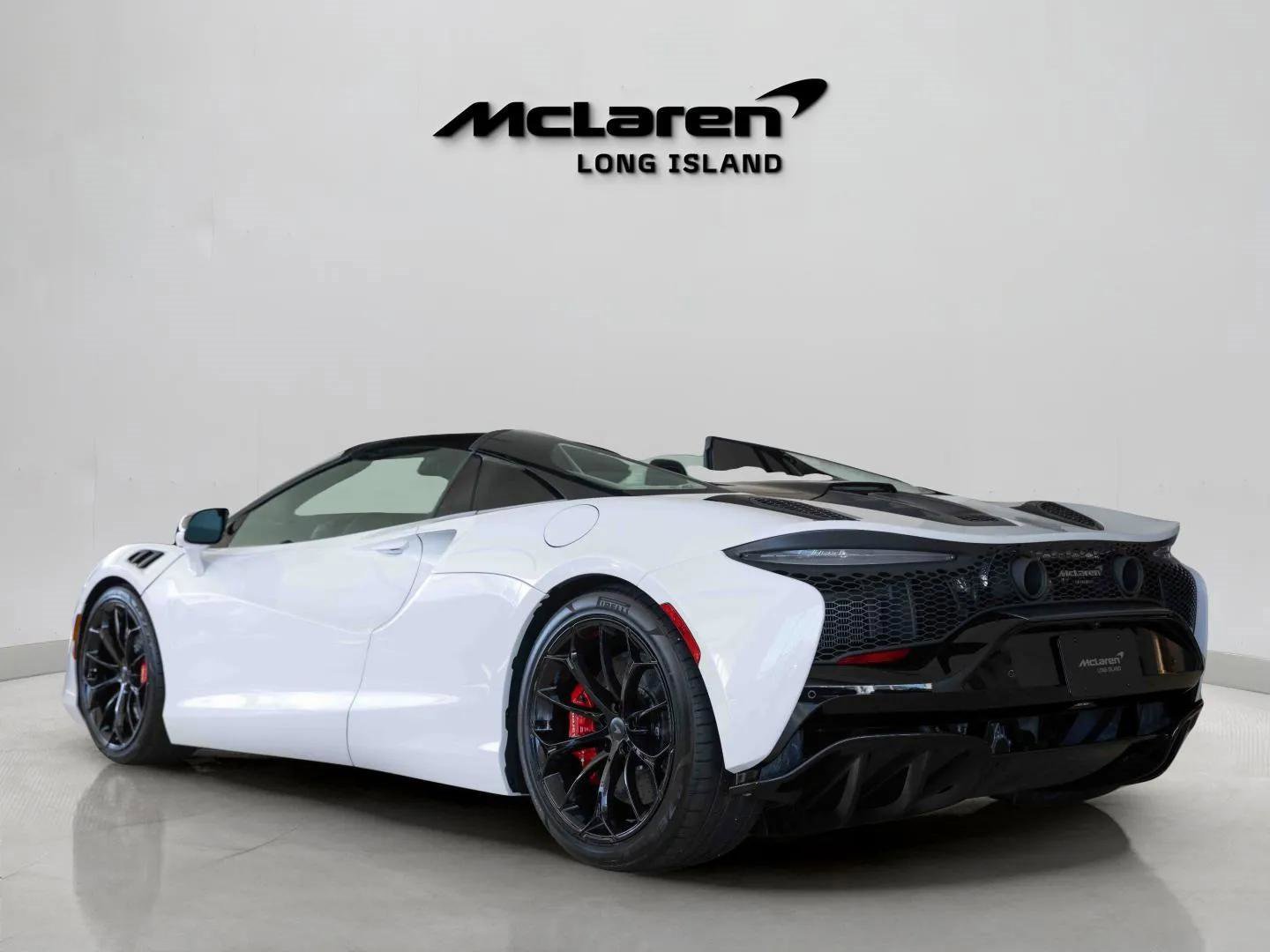 Used 2025 McLaren Artura Spider image 6