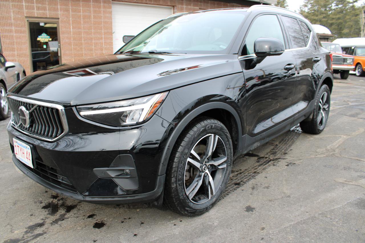 Used 2023 Volvo XC40 B5 Plus image 9
