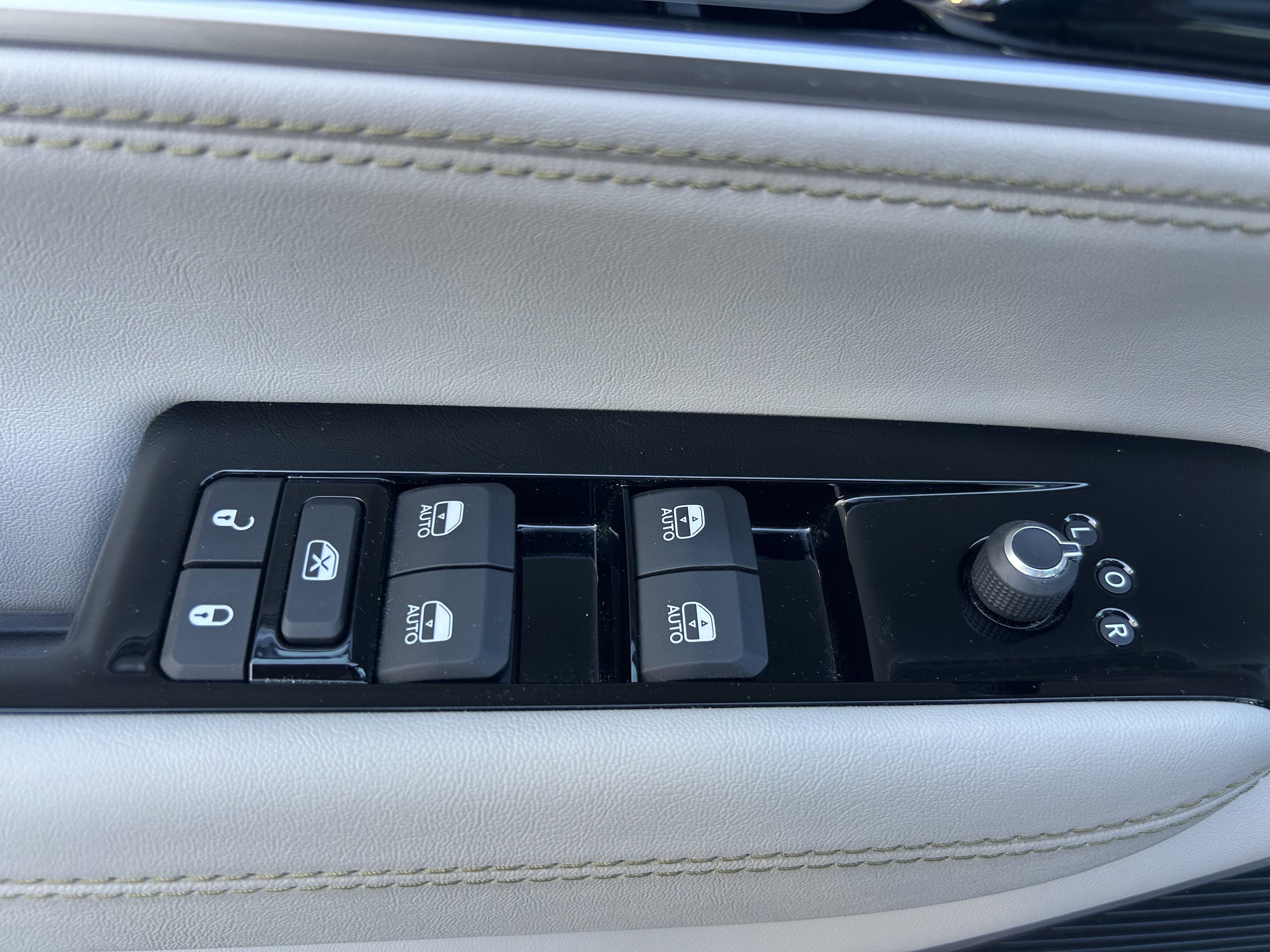 Used 2024 Jeep Wagoneer 4WD w/ Premium Group I image 14