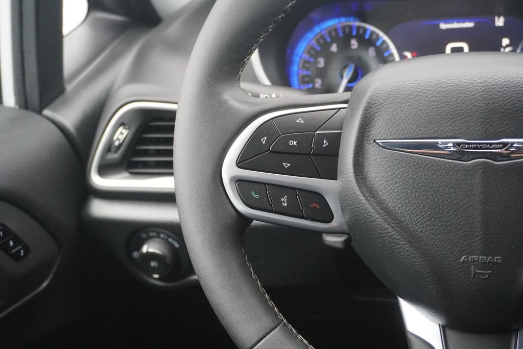 Used 2025 Chrysler Pacifica Select image 17