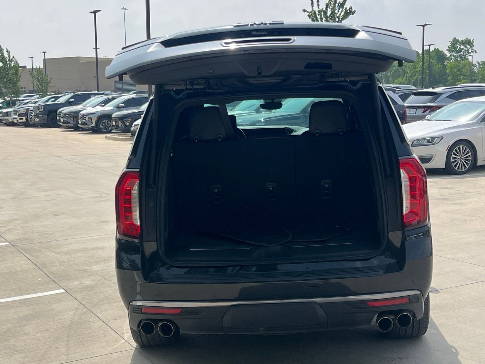 Used 2023 GMC Yukon Denali Ultimate AWD/4WD image 15