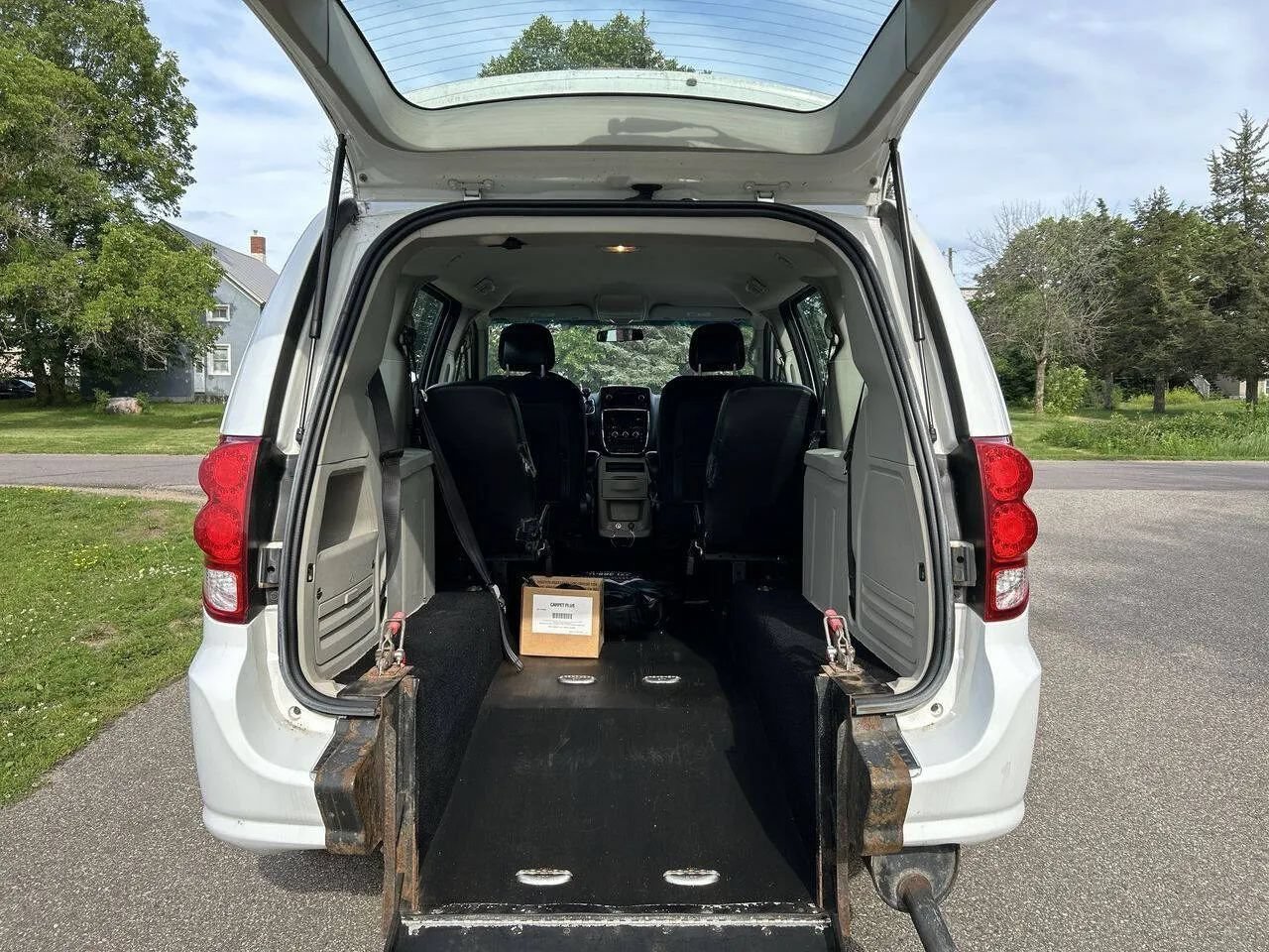 Used 2016 Dodge Grand Caravan American Value Package FWD image 23