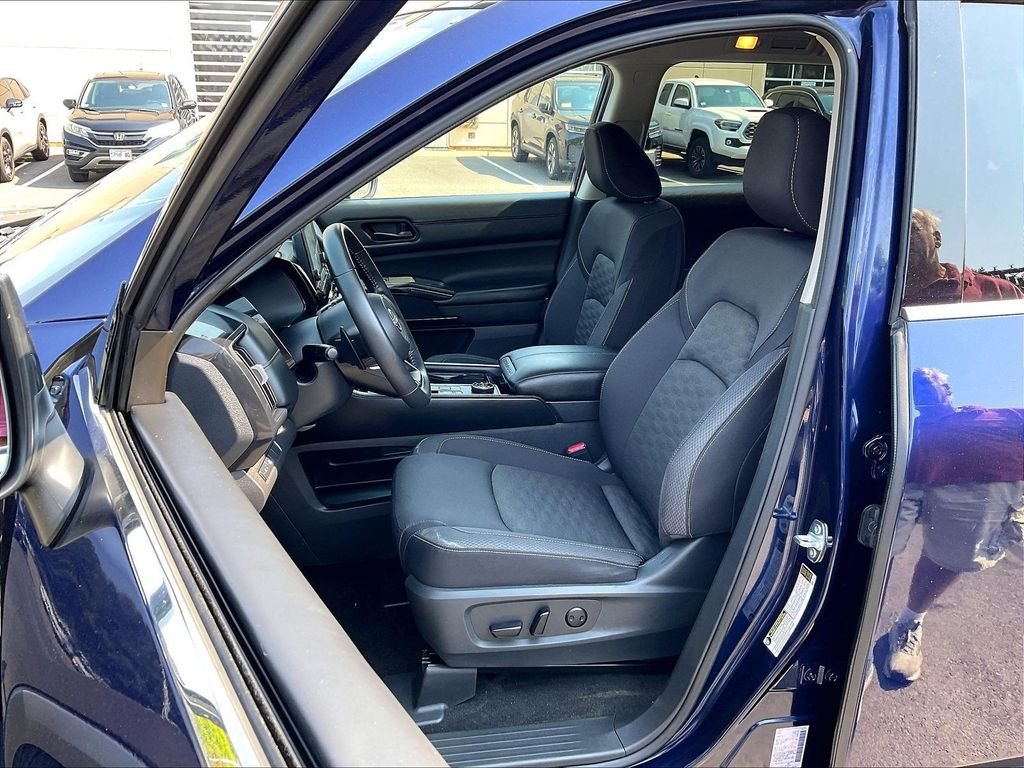 Used 2024 Nissan Pathfinder SV AWD/4WD image 10