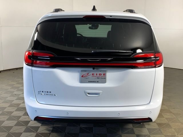 New 2027 Chrysler Pacifica Pinnacle w/ Theater Group FWD image 3