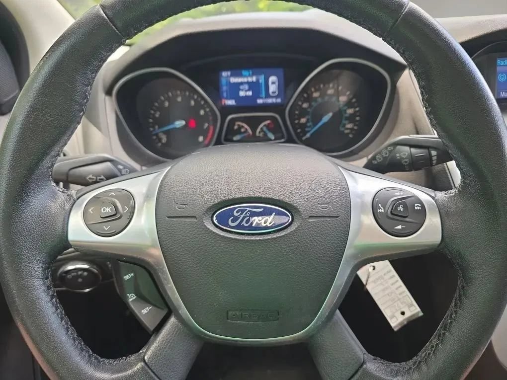 Used 2014 Ford Focus SE w/ SE Sport Package FWD image 17
