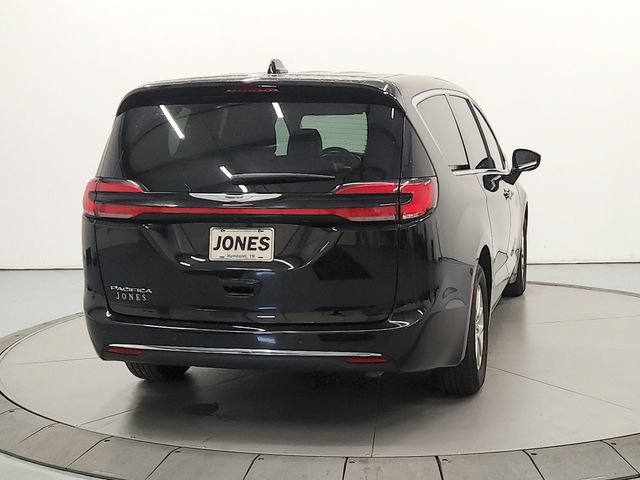 Used 2024 Chrysler Pacifica Touring-L FWD image 7