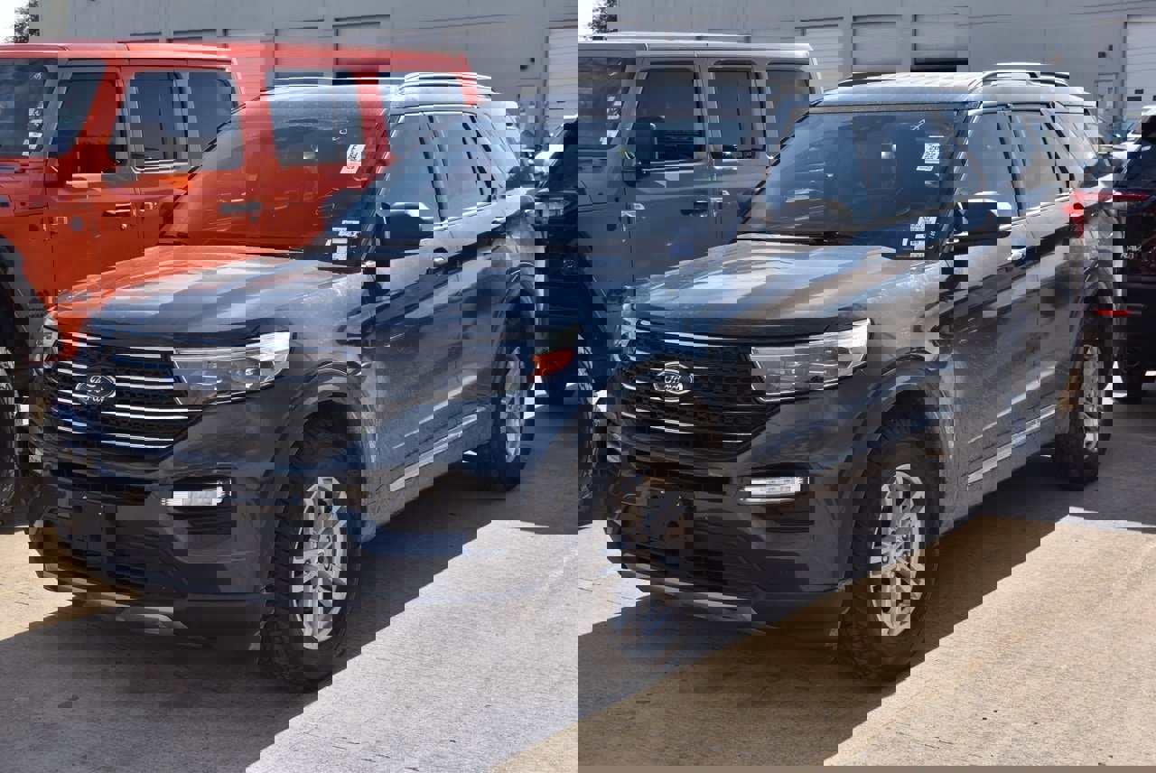 Certified 2022 Ford Explorer XLT w/ Equipment Group 202A image 2