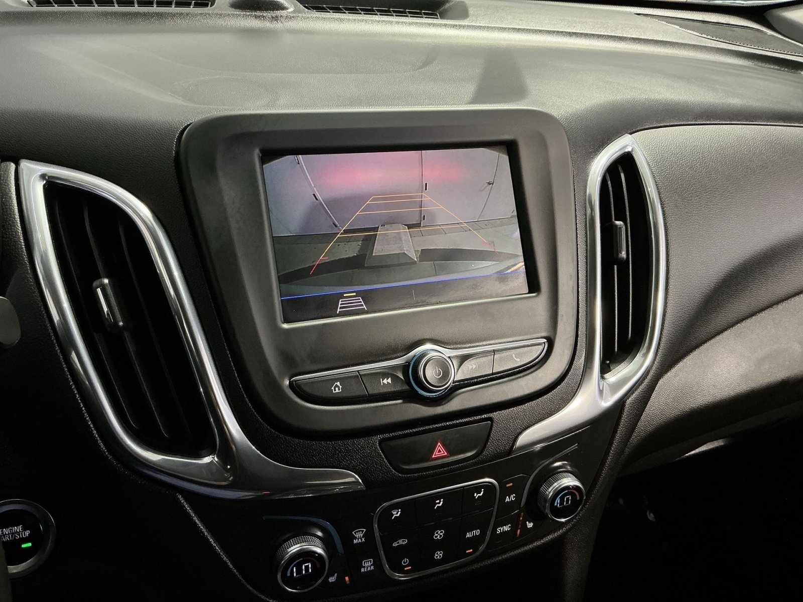 Used 2020 Chevrolet Equinox LT FWD image 20