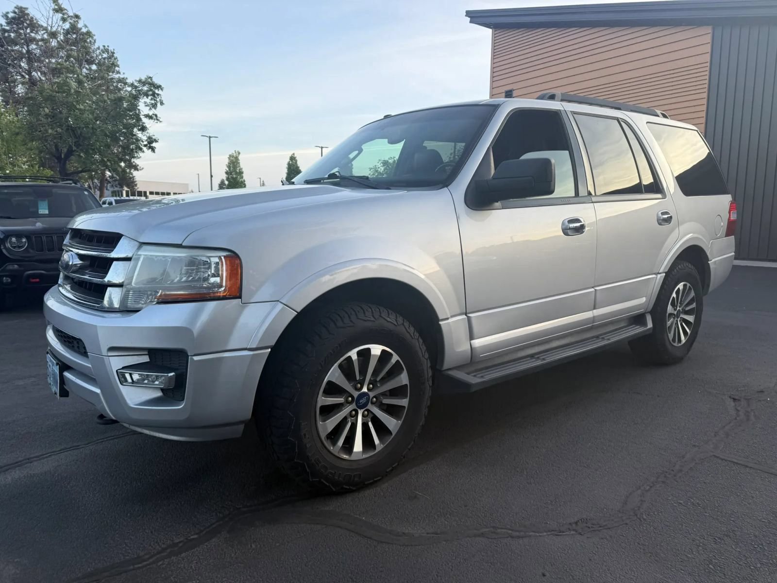 Used 2016 Ford Expedition XLT w/ Equipment Group 202A AWD/4WD image 1
