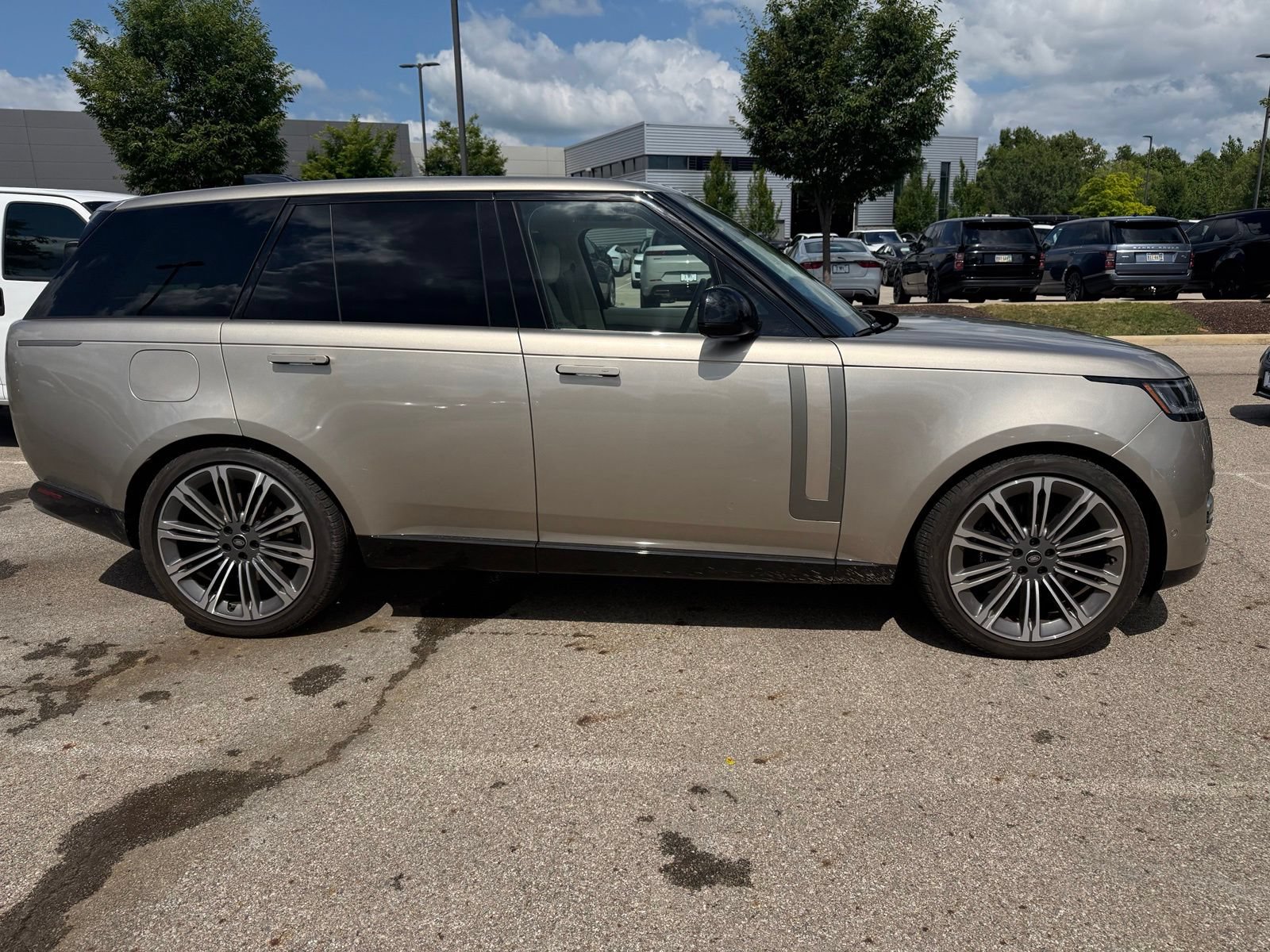 Used 2024 Land Rover Range Rover SE AWD/4WD image 4