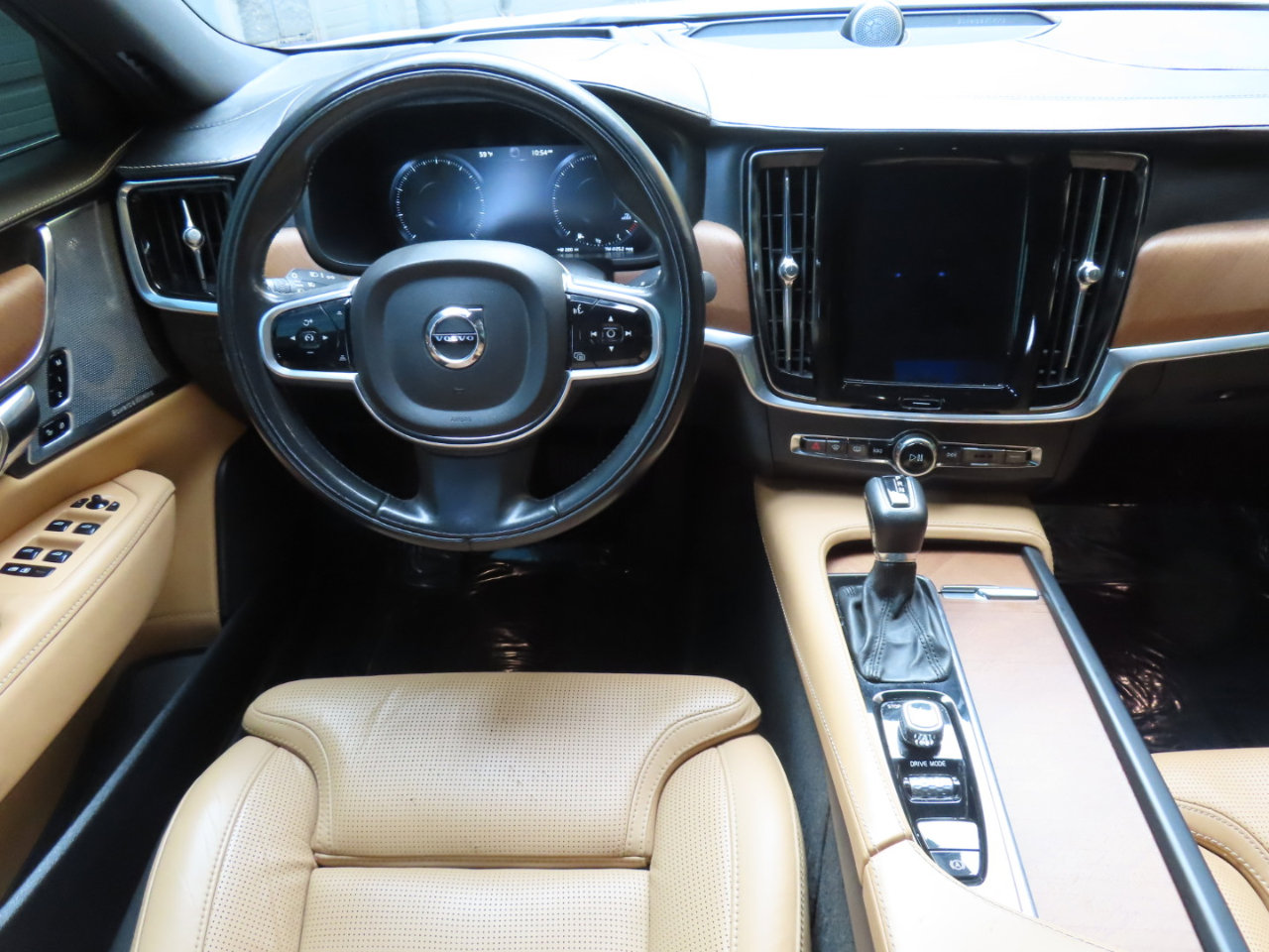 Used 2017 Volvo S90 T6 Inscription w/ Vision Package image 29