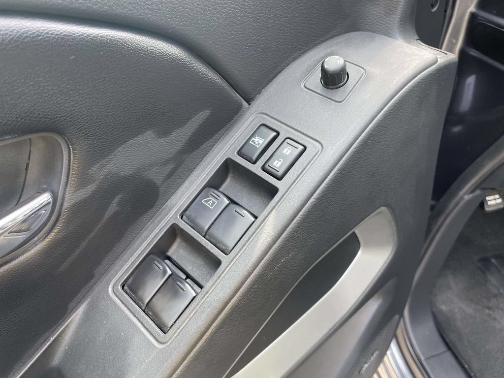 Used 2025 Nissan Frontier SV w/ SV Convenience Package RWD image 17