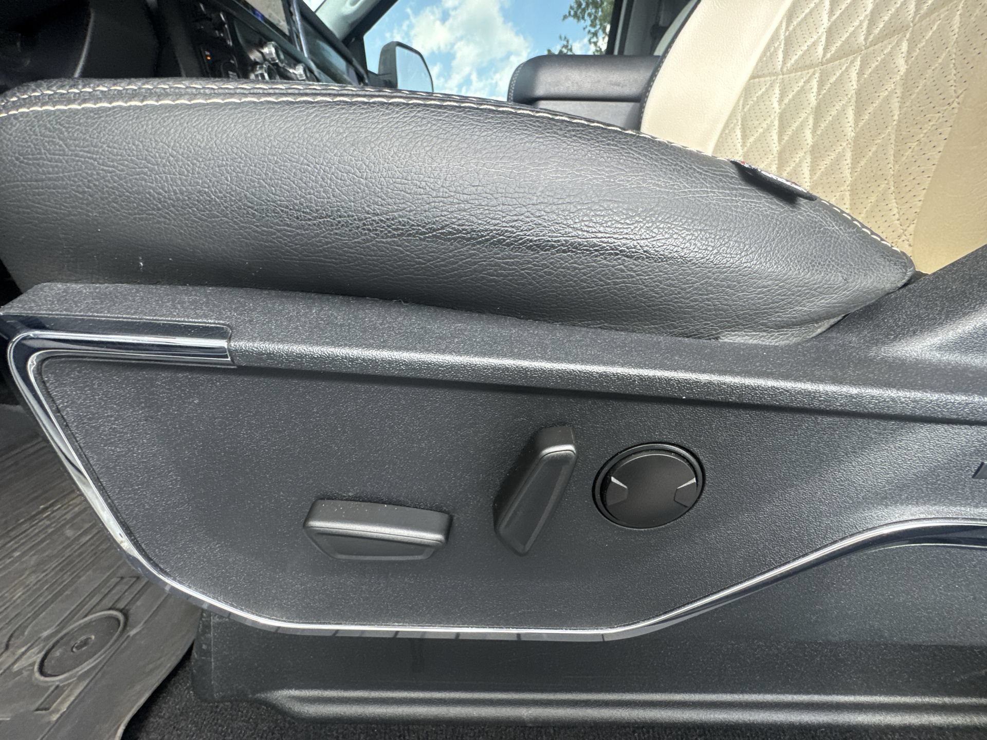 Used 2024 Ford F250 Lariat w/ Lariat Ultimate Package AWD/4WD image 12