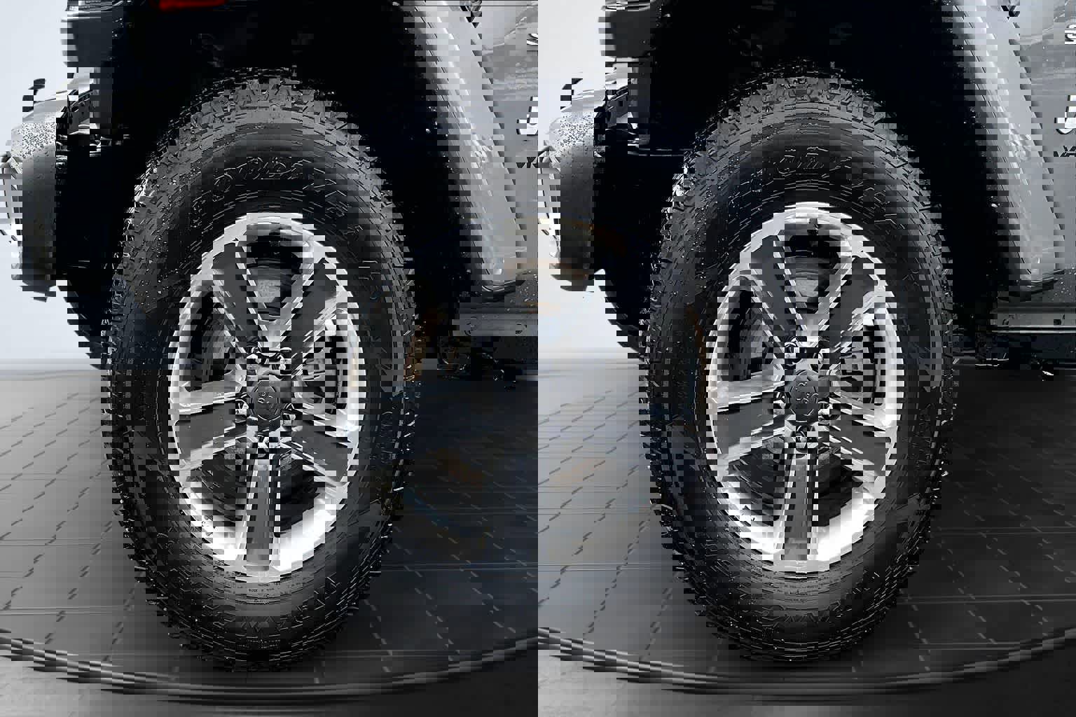 Used 2023 Jeep Wrangler Sahara image 8