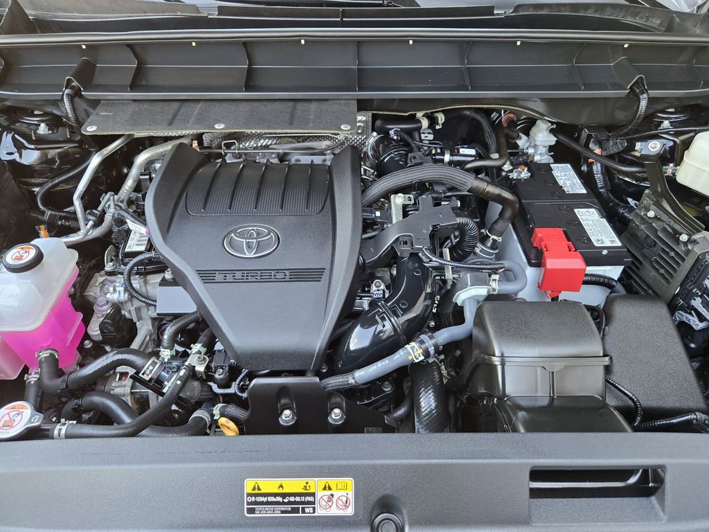 Used 2024 Toyota Highlander LE FWD image 21