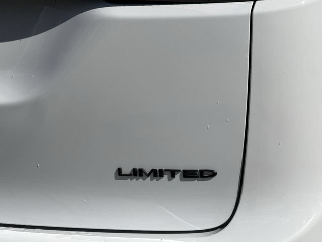 Used 2025 Chrysler Pacifica Limited FWD image 8