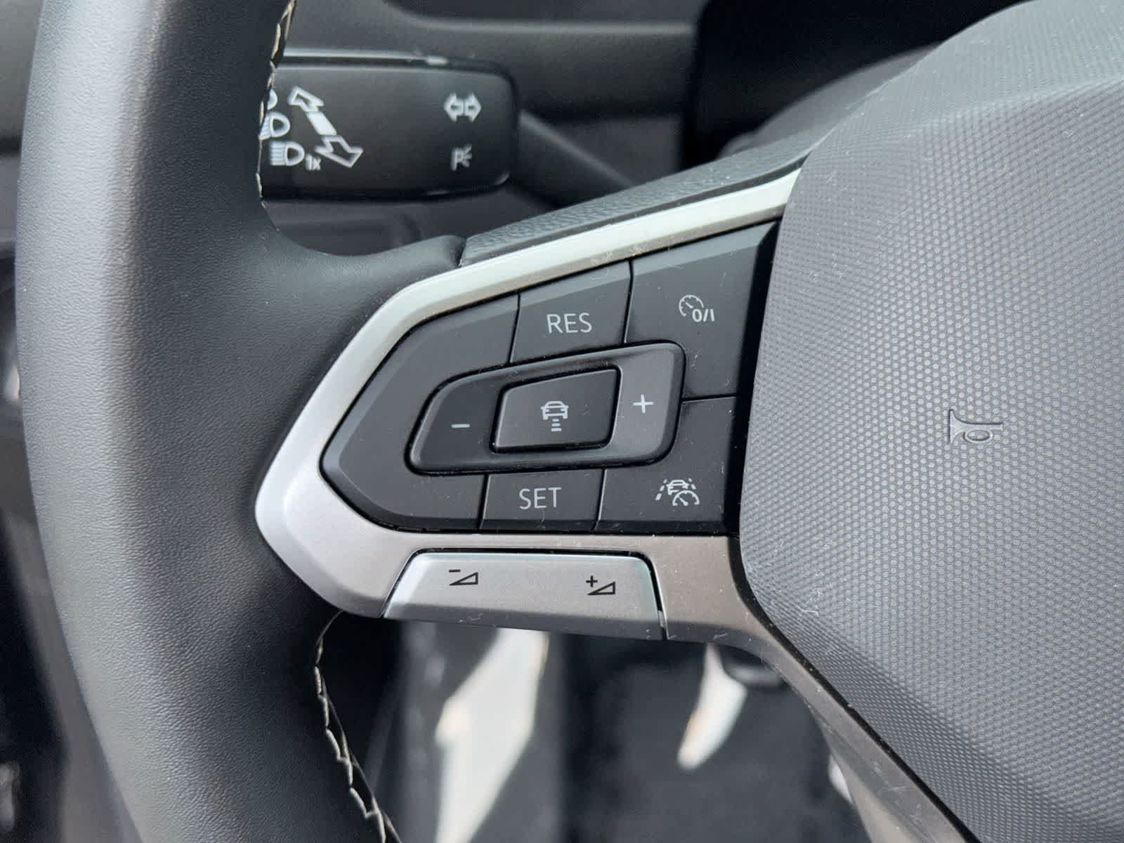 Used 2024 Volkswagen Tiguan SE w/ Panoramic Sunroof Package FWD image 30