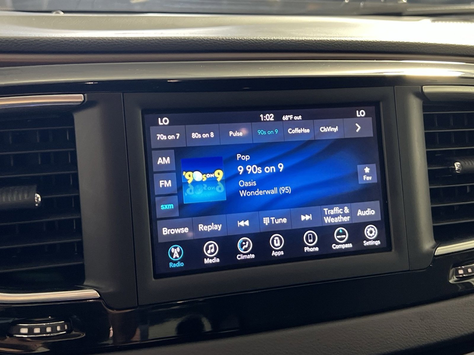 Used 2019 Chrysler Pacifica Touring Plus w/ Tire & Wheel Group FWD image 19