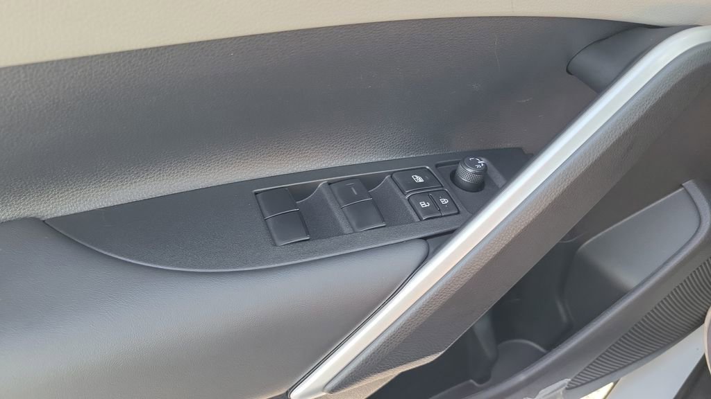 Used 2026 Toyota Corolla Cross LE FWD image 20