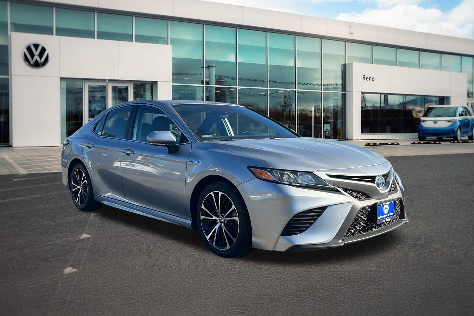 Used 2020 Toyota Camry SE w/ Sunroof Package FWD image 3