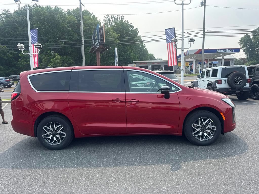 New 2027 Chrysler Pacifica Limited AWD/4WD image 4
