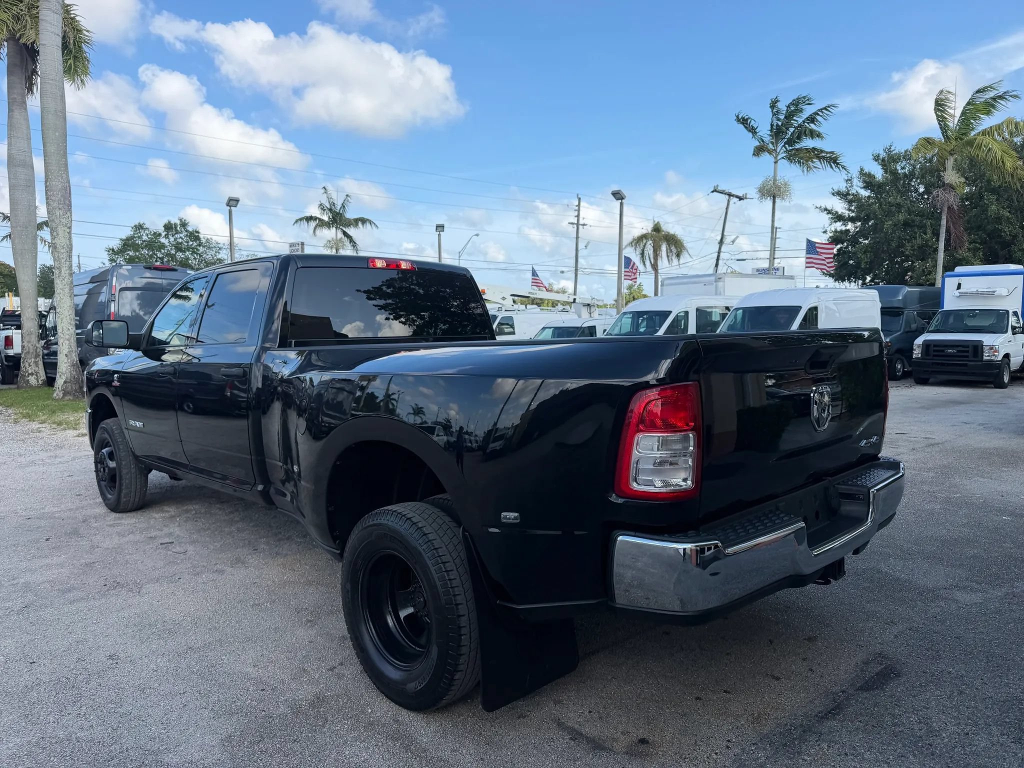 Used 2022 RAM 3500 Tradesman w/ Chrome Appearance Group AWD/4WD image 3