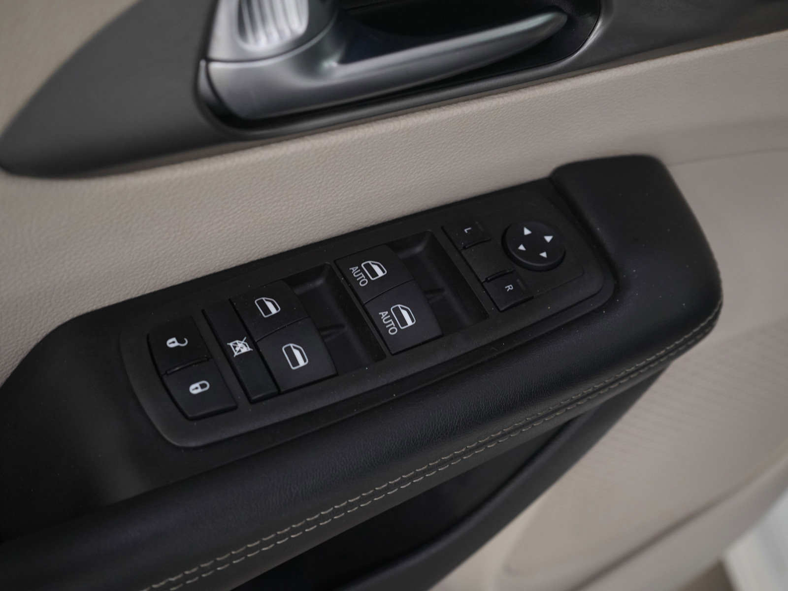 Used 2022 Chrysler Pacifica Touring-L image 23