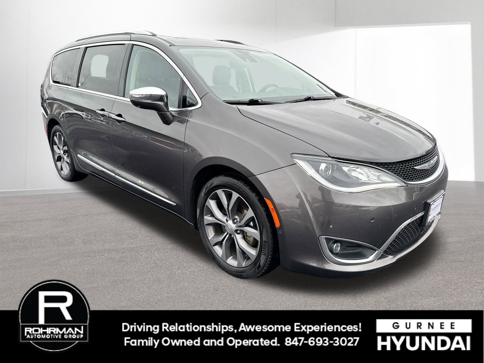 Used 2017 Chrysler Pacifica Limited image 2
