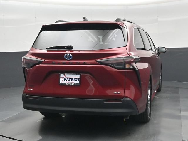 Used 2025 Toyota Sienna XLE FWD image 2