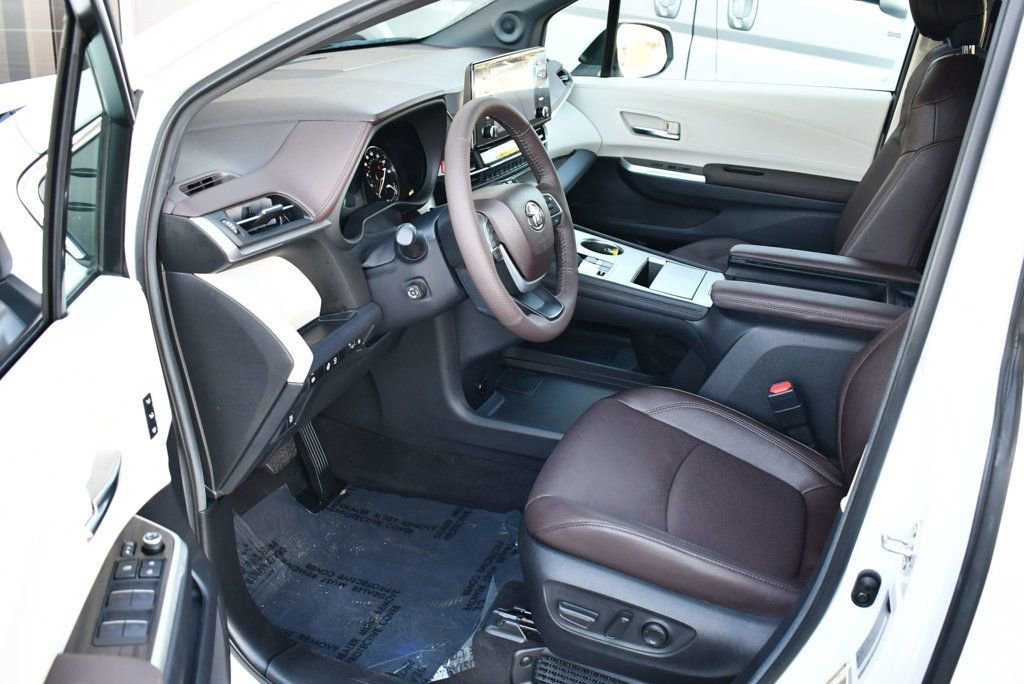 Used 2024 Toyota Sienna Platinum image 17