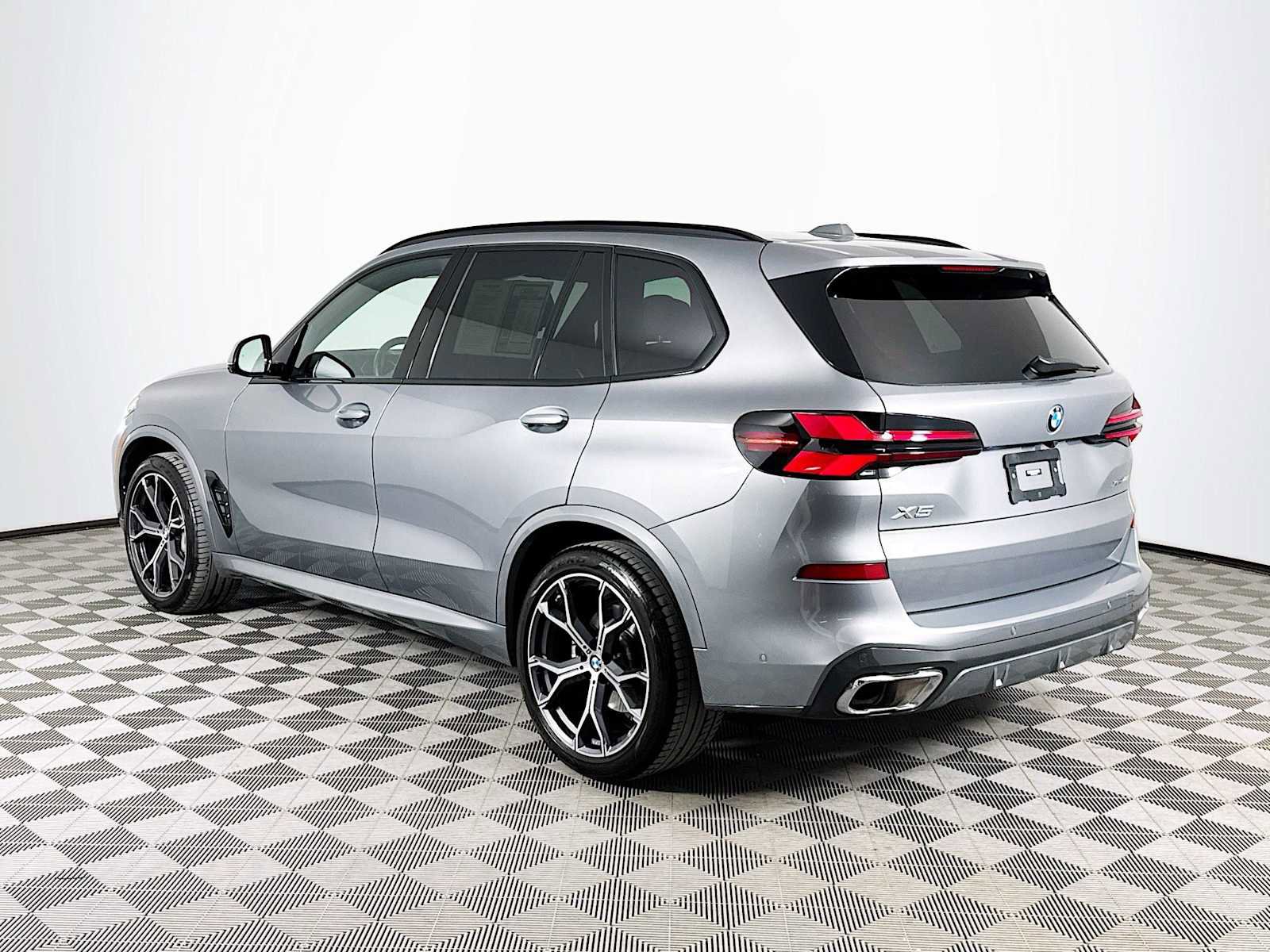 Used 2024 BMW X5 xDrive40i w/ M Sport Package image 7