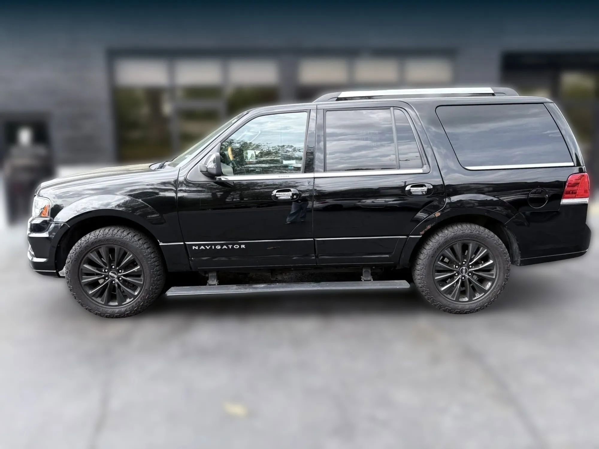 Used 2016 Lincoln Navigator Select image 2