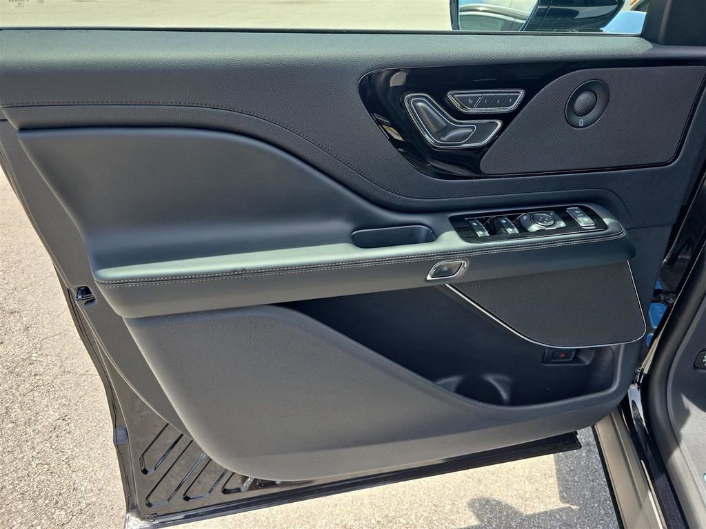 New 2025 Lincoln Aviator 2WD w/ Equipment Group 101A image 18
