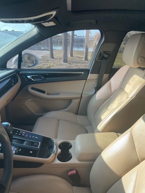Used 2023 Porsche Macan Turbo image 9
