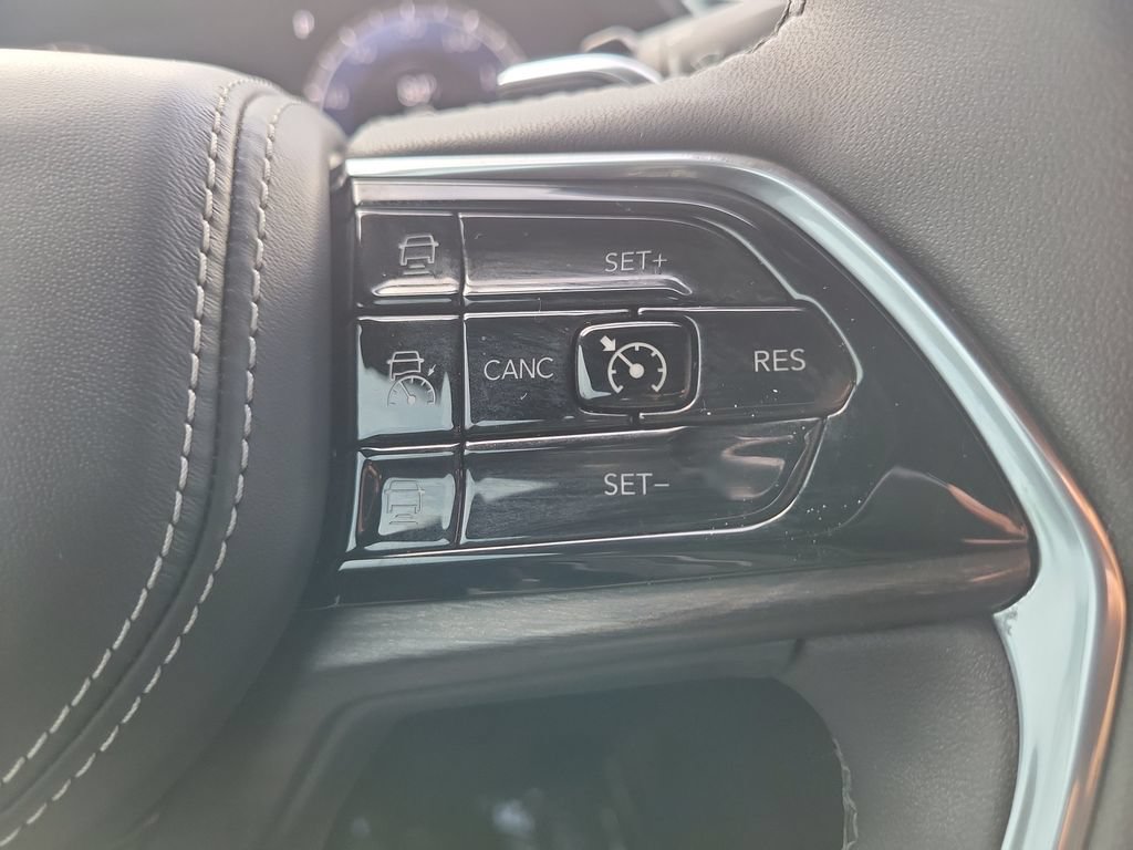 Used 2023 Jeep Grand Cherokee Overland w/ Luxury Tech Group IV RWD image 23